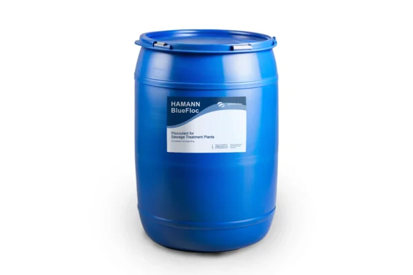 HAMANN BlueFloc barrel containing high-performance 2-in-1 flocculant for sewage treatment plants. Ready-to-use solution in a durable blue barrel.